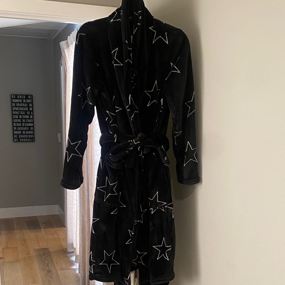 PJ Salvage..THE name in lounge wear Black Star Patterned Women's Two-Pocket Robe